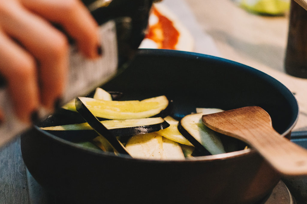 Berinjela à parmegiana: aprenda receita fácil e saborosa do prato. Photo by Salomé Watel on Unsplash