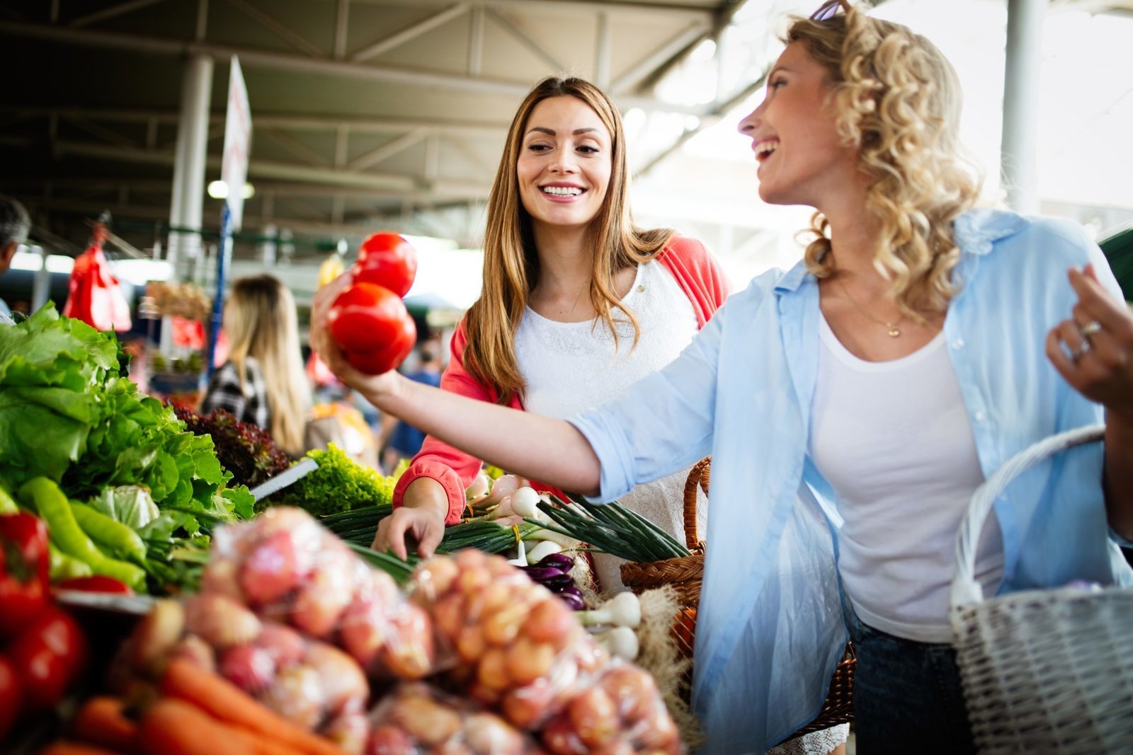 mulher escolhendo alimentos