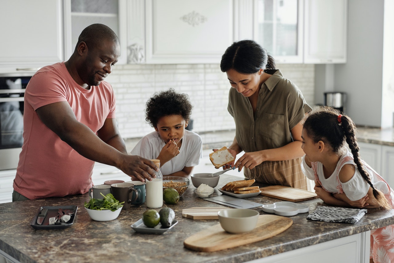 Família cozinhando feliz