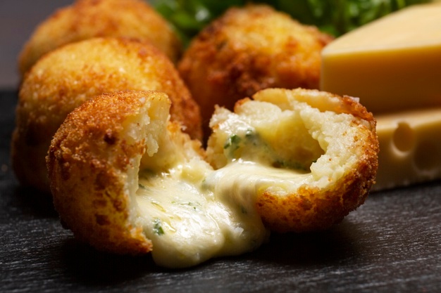 Croquete de queijo, opção de comida de boteco no Tortuga Restaurante